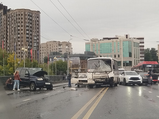 Двойная авария на Соковском мосту в Иванове: «ПАЗ» влетел в «УАЗ»
